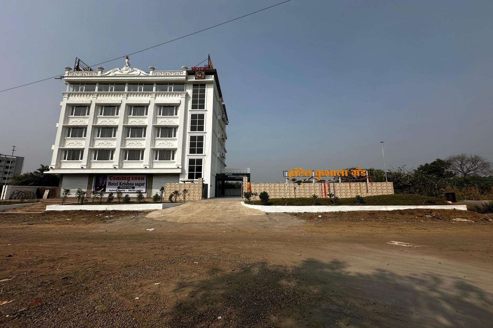 Hotel Kushala Grand, Dombivali Mangrul Buitenkant foto